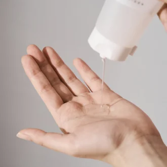 ژل فوم شستشو روشن‌کننده سنتلا اسکین ۱۰۰۴